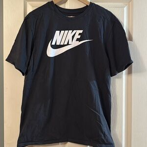 Men’s black Nike T shirt size L